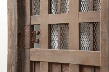 アンティーク建具　明治期　ヒノキ材製の古いくぐり戸(蔵戸、建具、玄関戸)(R-044901)