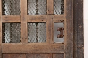 アンティーク建具　明治期　ヒノキ材製の古いくぐり戸(蔵戸、建具、玄関戸)(R-044901)
