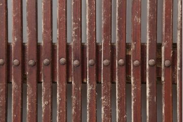 アンティーク建具　明治期　巾着金具　総ケヤキ材　堅牢な佇まいの格子蔵戸(建具、玄関戸)(R-044902)