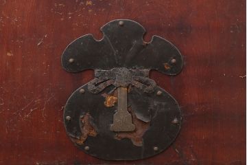 アンティーク建具　明治期　巾着金具　総ケヤキ材　堅牢な佇まいの格子蔵戸(建具、玄関戸)(R-044902)