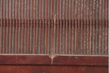 アンティーク建具　明治期　巾着金具　総ケヤキ材　堅牢な佇まいの格子蔵戸(建具、玄関戸)(R-044902)