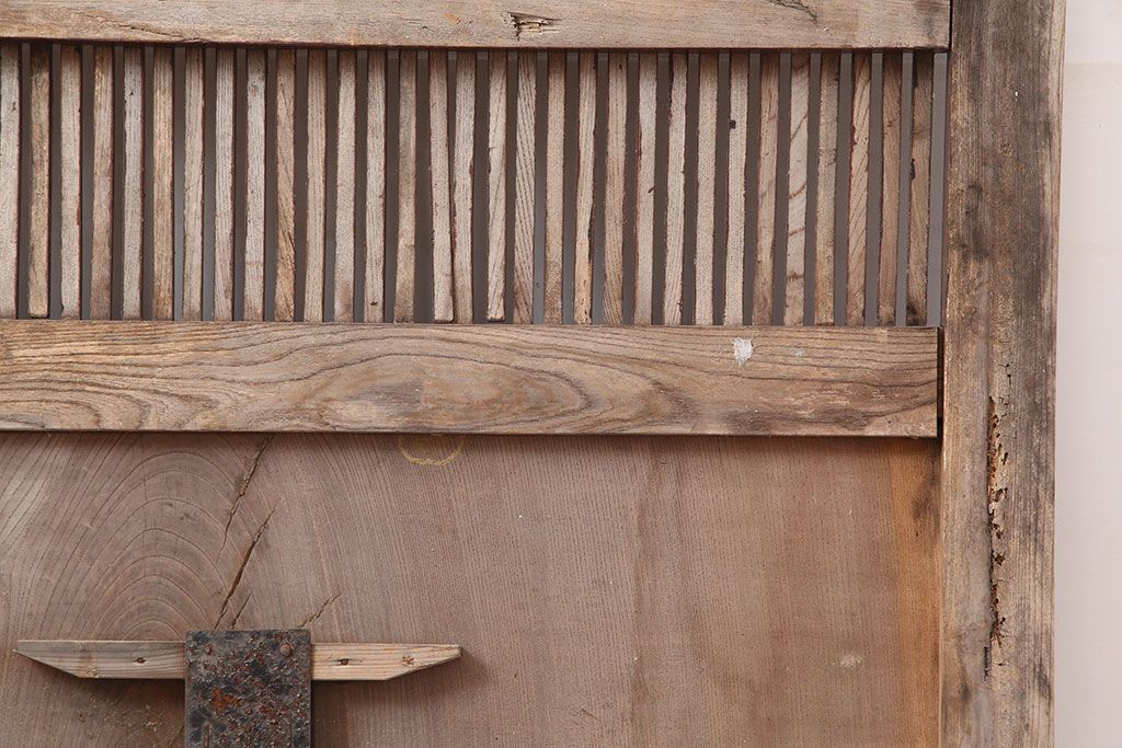 アンティーク建具　明治期　巾着金具　総ケヤキ材　堅牢な佇まいの格子蔵戸(建具、玄関戸)(R-044902)