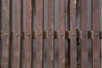 アンティーク建具　明治～大正期　総ケヤキ材　重厚感漂う格子蔵戸　(R-044903)