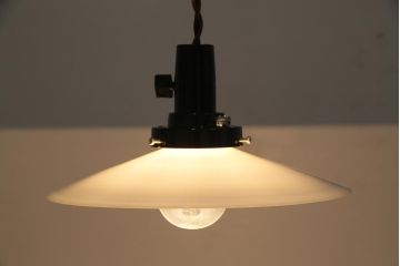 アンティーク照明　昭和レトロ　懐かしさ溢れる平笠シェードのペンダントライト(天井照明、吊り下げ照明、電笠)(R-044910)