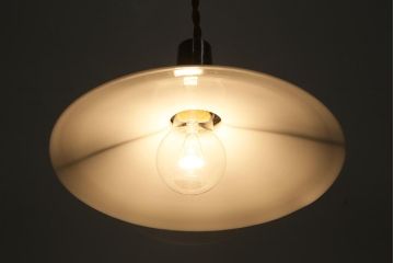 アンティーク照明　昭和レトロ　懐かしさ溢れる平笠シェードのペンダントライト(天井照明、吊り下げ照明、電笠)(R-044910)