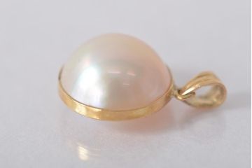 ヴィンテージアクセサリー　K18　真珠色のチャーム(ペンダントトップ、ビンテージ)(R-044913)