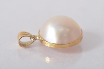ヴィンテージアクセサリー　K18　真珠色のチャーム(ペンダントトップ、ビンテージ)(R-044913)