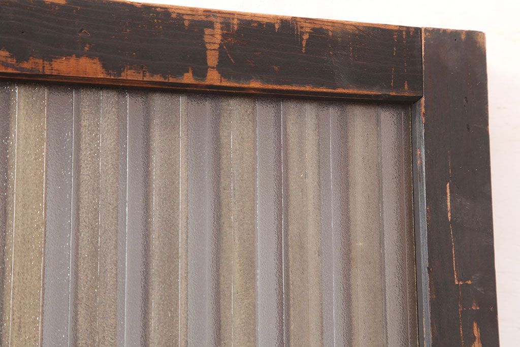 アンティーク建具　昭和初期　自由蝶番付き　腰板ケヤキ材　和の雰囲気漂うガラス入り格子扉(木製ドア)(R-044937)