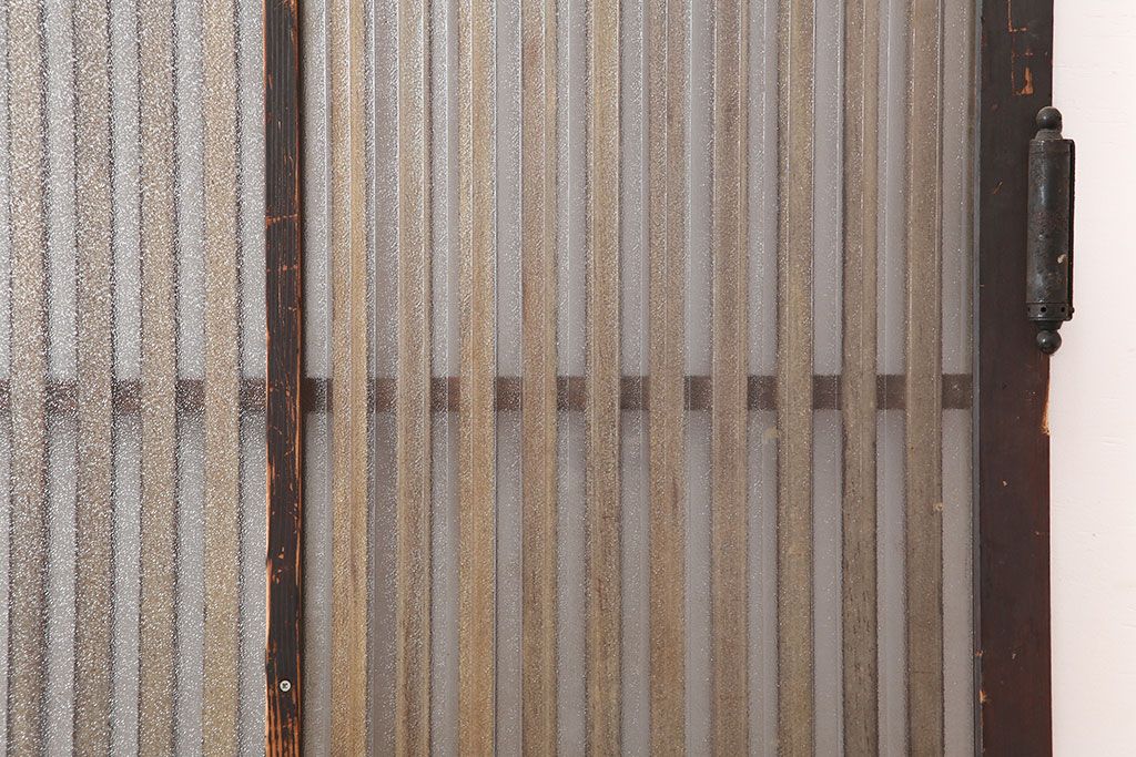 アンティーク建具　昭和初期　自由蝶番付き　腰板ケヤキ材　和の雰囲気漂うガラス入り格子扉(木製ドア)(R-044937)