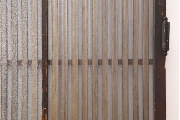 アンティーク建具　昭和初期　自由蝶番付き　腰板ケヤキ材　和の雰囲気漂うガラス入り格子扉(木製ドア)(R-044937)