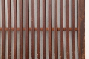 アンティーク建具　昭和初期　自由蝶番付き　腰板ケヤキ材　和の雰囲気漂うガラス入り格子扉(木製ドア)(R-044937)