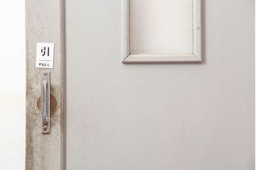 アンティーク建具　昭和中期　レトロなダイヤガラス入りのペイントドア(木製扉)(R-044944)