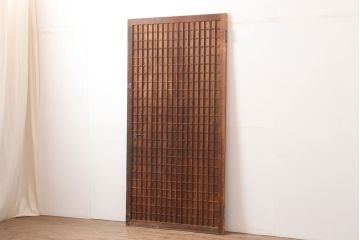 アンティーク建具　昭和初期　木味が魅力の格子入り板戸(扉、木製ドア)(R-044945)