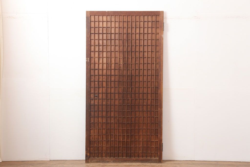 アンティーク建具　昭和初期　木味が魅力の格子入り板戸(扉、木製ドア)(R-044945)