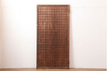 アンティーク建具　昭和初期　木味が魅力の格子入り板戸(扉、木製ドア)(R-044945)