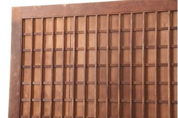 アンティーク建具　昭和初期　木味が魅力の格子入り板戸(扉、木製ドア)(R-044945)