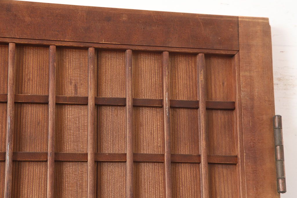 アンティーク建具　昭和初期　木味が魅力の格子入り板戸(扉、木製ドア)(R-044945)