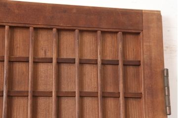 アンティーク建具　昭和初期　木味が魅力の格子入り板戸(扉、木製ドア)(R-044945)