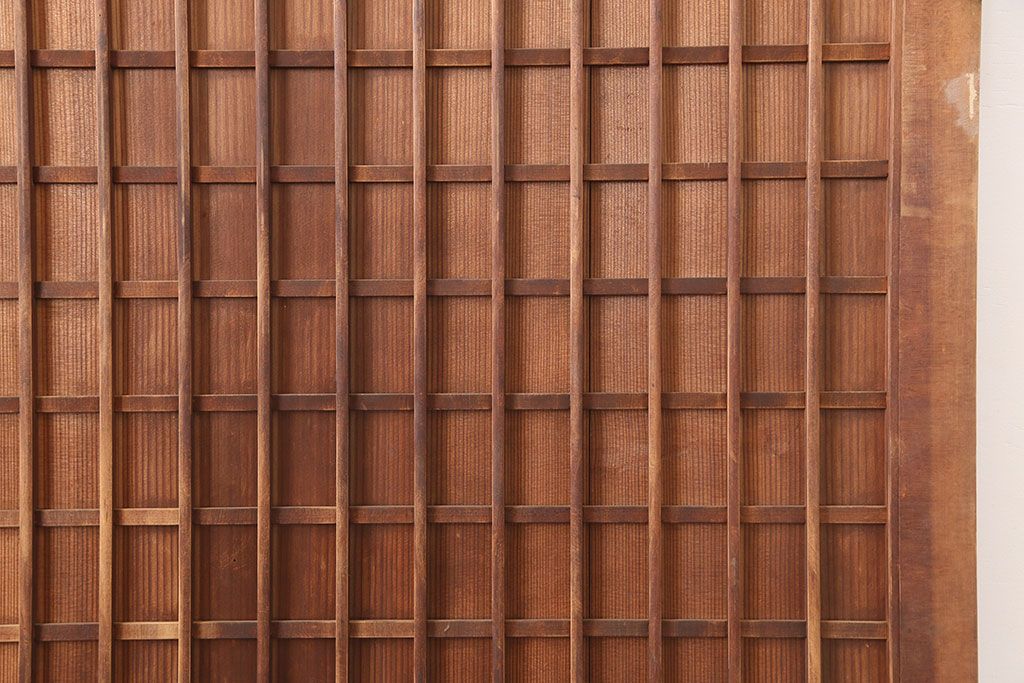 アンティーク建具　昭和初期　木味が魅力の格子入り板戸(扉、木製ドア)(R-044945)