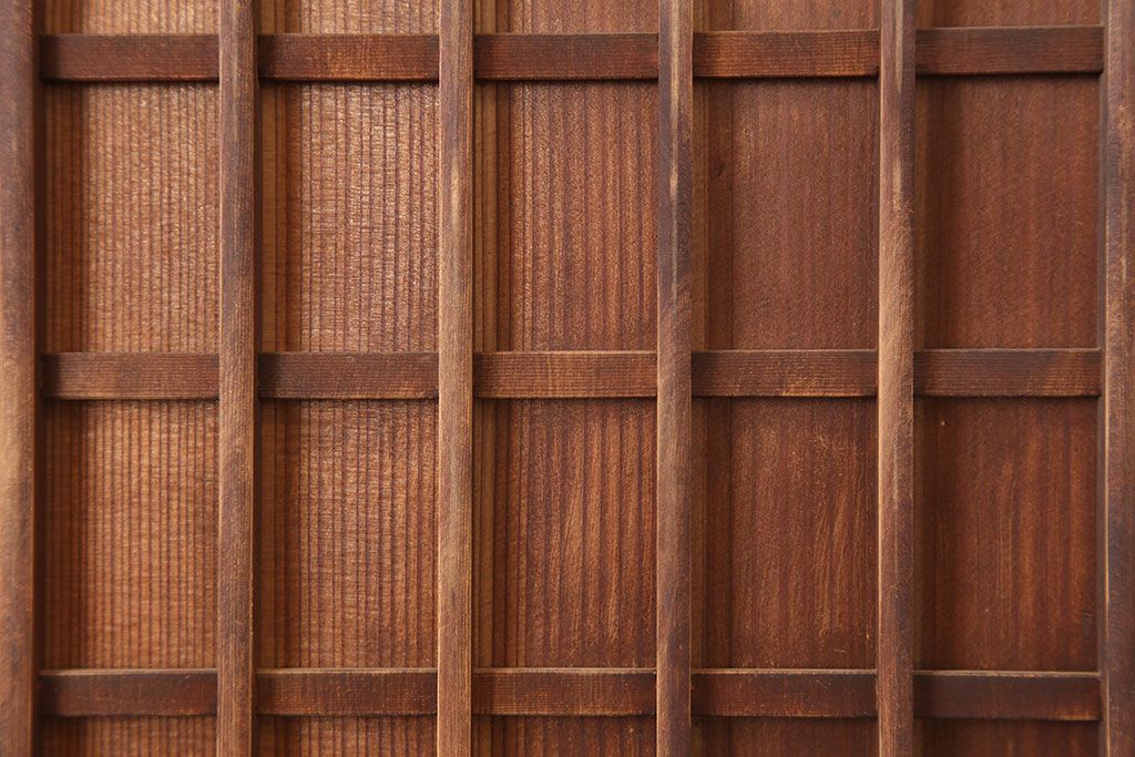 アンティーク建具　昭和初期　木味が魅力の格子入り板戸(扉、木製ドア)(R-044945)