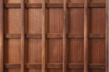 アンティーク建具　昭和初期　木味が魅力の格子入り板戸(扉、木製ドア)(R-044945)