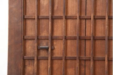 アンティーク建具　昭和初期　木味が魅力の格子入り板戸(扉、木製ドア)(R-044945)