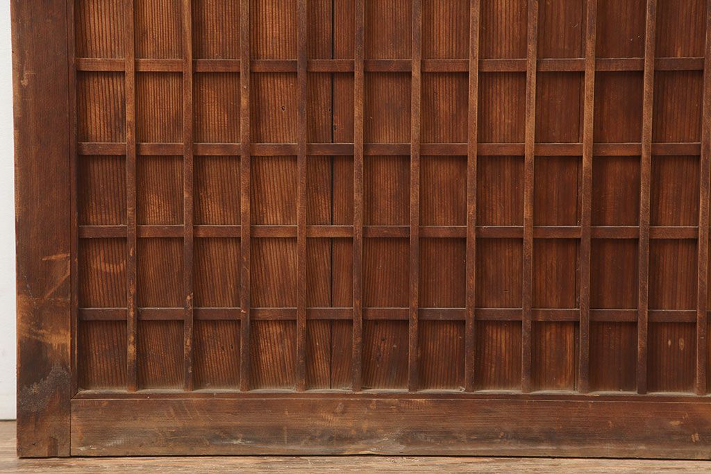 アンティーク建具　昭和初期　木味が魅力の格子入り板戸(扉、木製ドア)(R-044945)