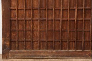 アンティーク建具　昭和初期　木味が魅力の格子入り板戸(扉、木製ドア)(R-044945)