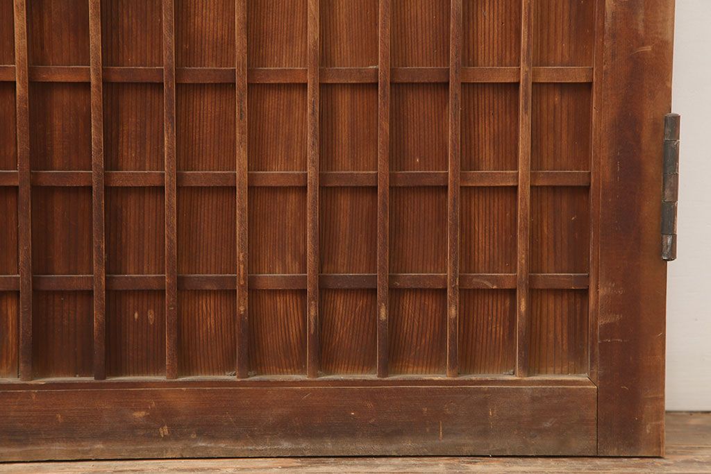 アンティーク建具　昭和初期　木味が魅力の格子入り板戸(扉、木製ドア)(R-044945)