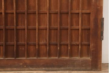 アンティーク建具　昭和初期　木味が魅力の格子入り板戸(扉、木製ドア)(R-044945)