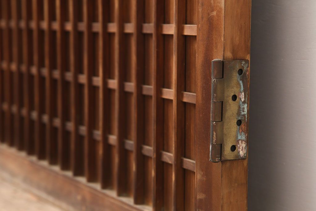 アンティーク建具　昭和初期　木味が魅力の格子入り板戸(扉、木製ドア)(R-044945)