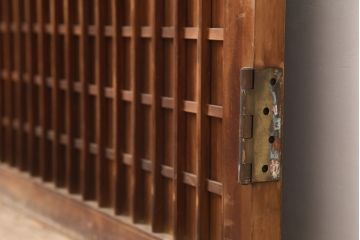 アンティーク建具　昭和初期　木味が魅力の格子入り板戸(扉、木製ドア)(R-044945)