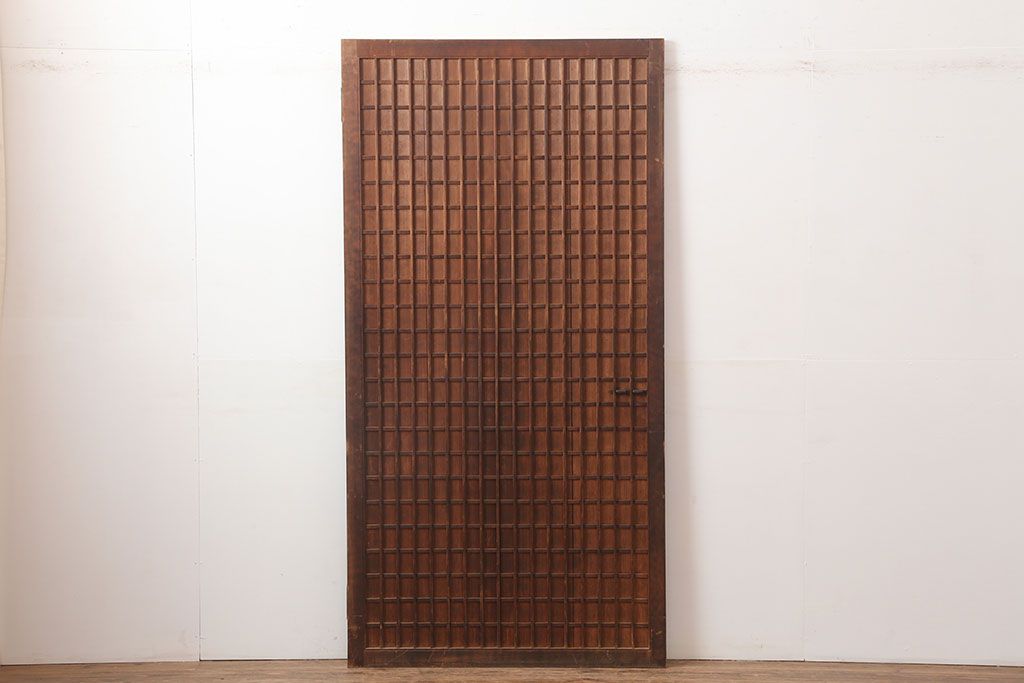 アンティーク建具　昭和初期　木味が魅力の格子入り板戸(扉、木製ドア)(R-044945)