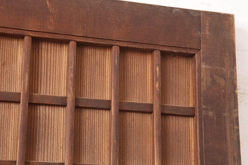 アンティーク建具　昭和初期　木味が魅力の格子入り板戸(扉、木製ドア)(R-044945)