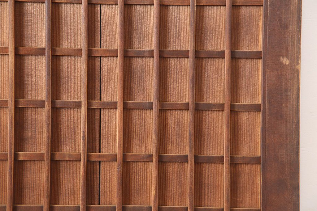 アンティーク建具　昭和初期　木味が魅力の格子入り板戸(扉、木製ドア)(R-044945)