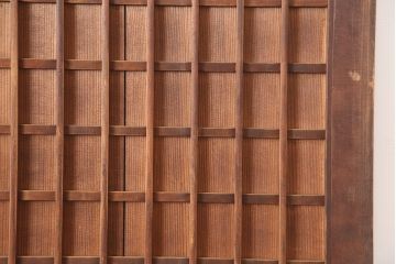 アンティーク建具　昭和初期　木味が魅力の格子入り板戸(扉、木製ドア)(R-044945)