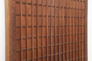 アンティーク建具　昭和初期　木味が魅力の格子入り板戸(扉、木製ドア)(R-044945)