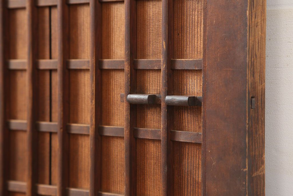 アンティーク建具　昭和初期　木味が魅力の格子入り板戸(扉、木製ドア)(R-044945)