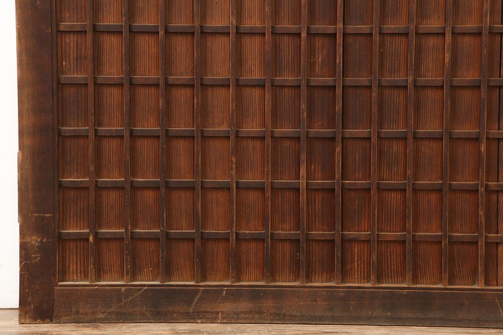 アンティーク建具　昭和初期　木味が魅力の格子入り板戸(扉、木製ドア)(R-044945)