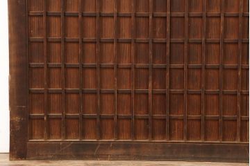 アンティーク建具　昭和初期　木味が魅力の格子入り板戸(扉、木製ドア)(R-044945)