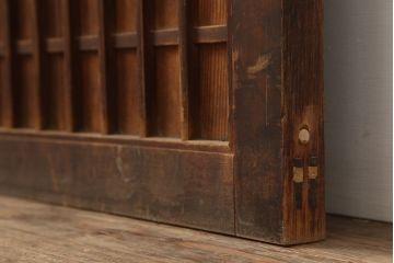 アンティーク建具　昭和初期　木味が魅力の格子入り板戸(扉、木製ドア)(R-044945)
