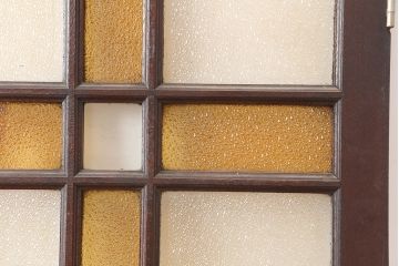 アンティーク建具　大正ロマン　当時物色ガラス・ダイヤガラス　十字のデザインが目を引く木製ドア(ガラス扉)(R-044950)