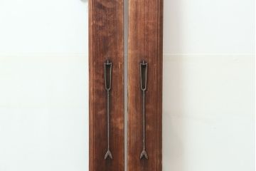 アンティーク建具　昭和中期　ヒノキ材　ゆらゆらガラス　金具のデザインがお洒落なガラス戸2枚セット(引き戸)(R-044952)