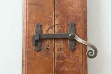 アンティーク建具　昭和中期　ヒノキ材　ゆらゆらガラス　金具のデザインがお洒落なガラス戸2枚セット(引き戸)(R-044952)