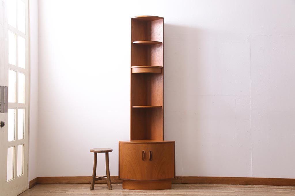 ヴィンテージ家具　G-PLAN(ジープラン)　北欧家具　チーク材　コーナーキャビネット(コーナーシェルフ、棚、戸棚、ビンテージ)(R-044961)