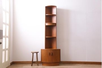 ヴィンテージ家具　G-PLAN(ジープラン)　北欧家具　チーク材　コーナーキャビネット(コーナーシェルフ、棚、戸棚、ビンテージ)(R-044961)