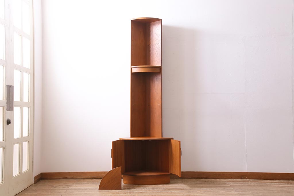 ヴィンテージ家具　G-PLAN(ジープラン)　北欧家具　チーク材　コーナーキャビネット(コーナーシェルフ、棚、戸棚、ビンテージ)(R-044961)