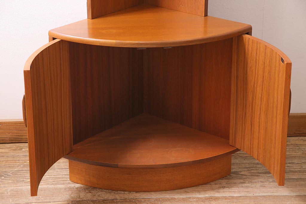 ヴィンテージ家具　G-PLAN(ジープラン)　北欧家具　チーク材　コーナーキャビネット(コーナーシェルフ、棚、戸棚、ビンテージ)(R-044961)