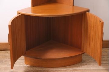ヴィンテージ家具　G-PLAN(ジープラン)　北欧家具　チーク材　コーナーキャビネット(コーナーシェルフ、棚、戸棚、ビンテージ)(R-044961)