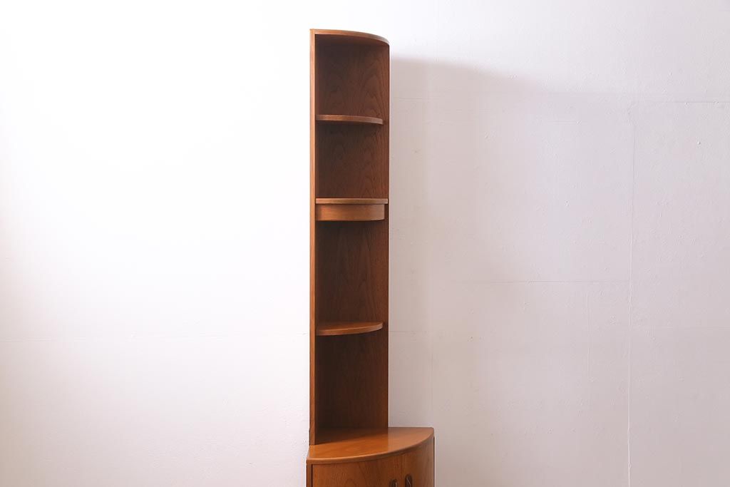 ヴィンテージ家具　G-PLAN(ジープラン)　北欧家具　チーク材　コーナーキャビネット(コーナーシェルフ、棚、戸棚、ビンテージ)(R-044961)
